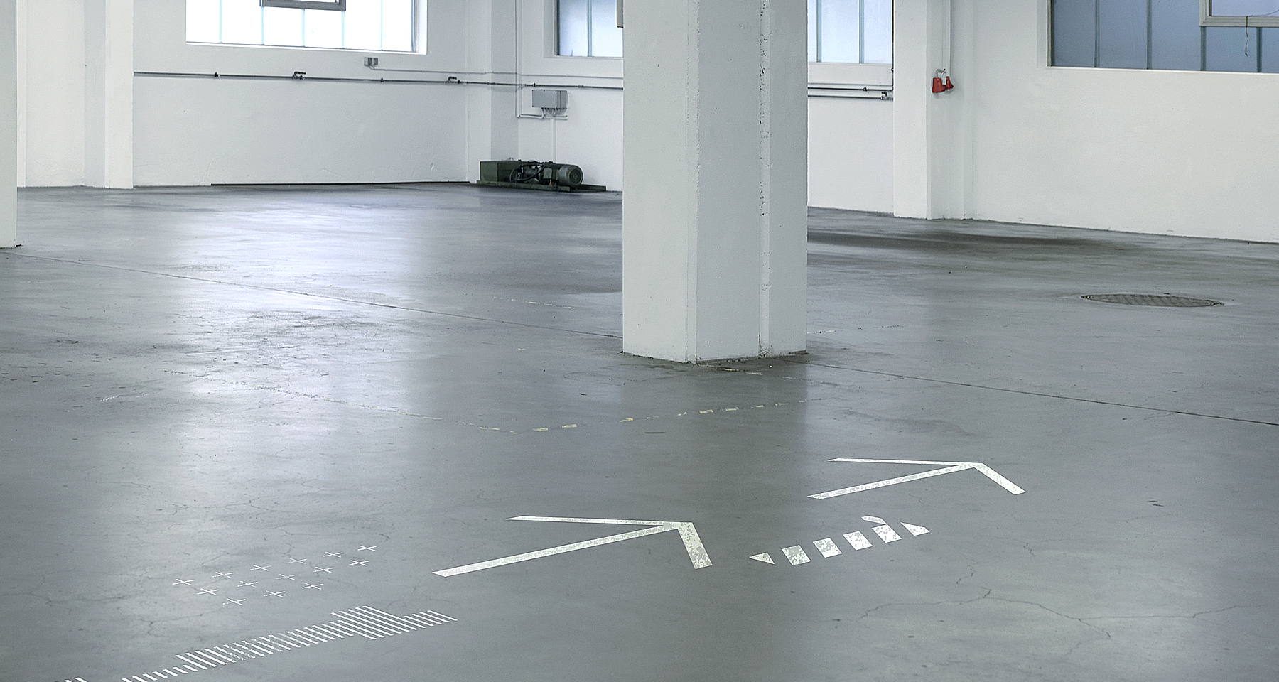 Gewerbehalle mit Pfeilen auf dem Boden