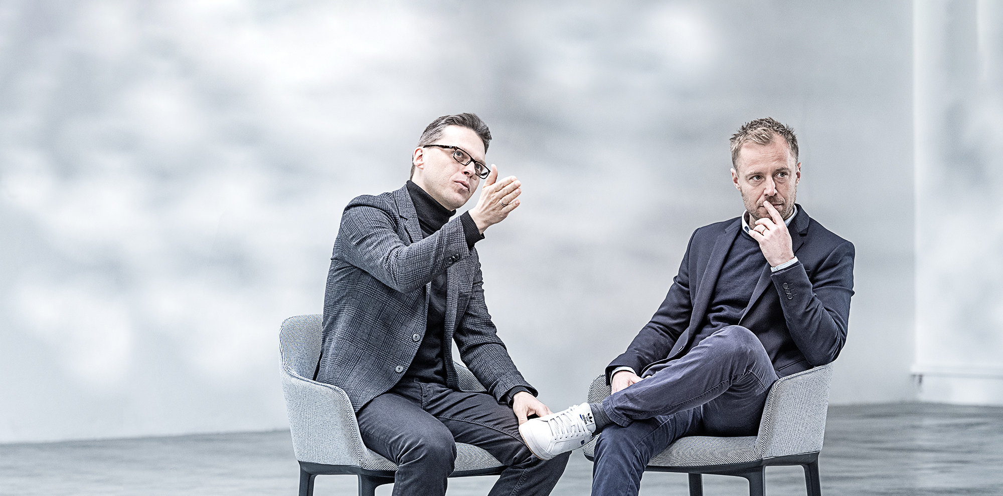 Johannes Fiedler und Jannis Rotar sitzen auf Stühlen und dirkutieren