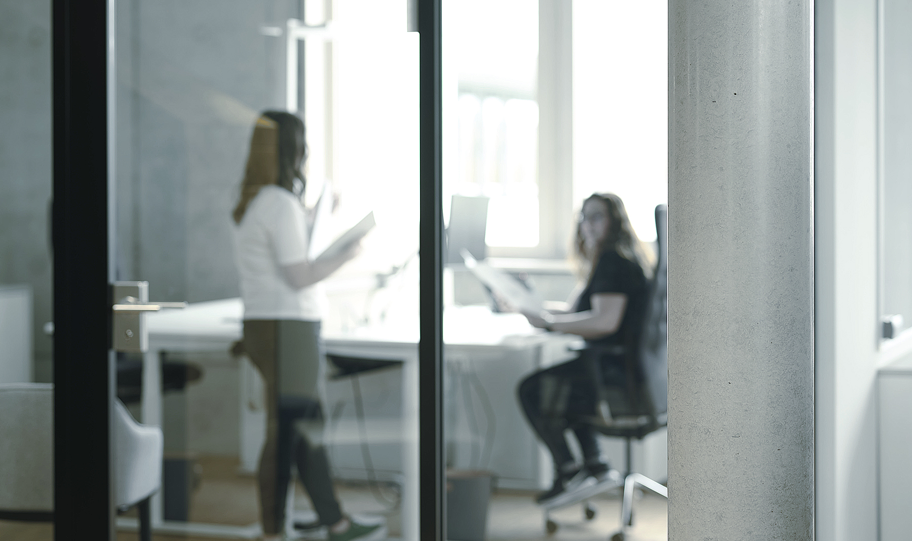 Kolleginnen unterhalten sich