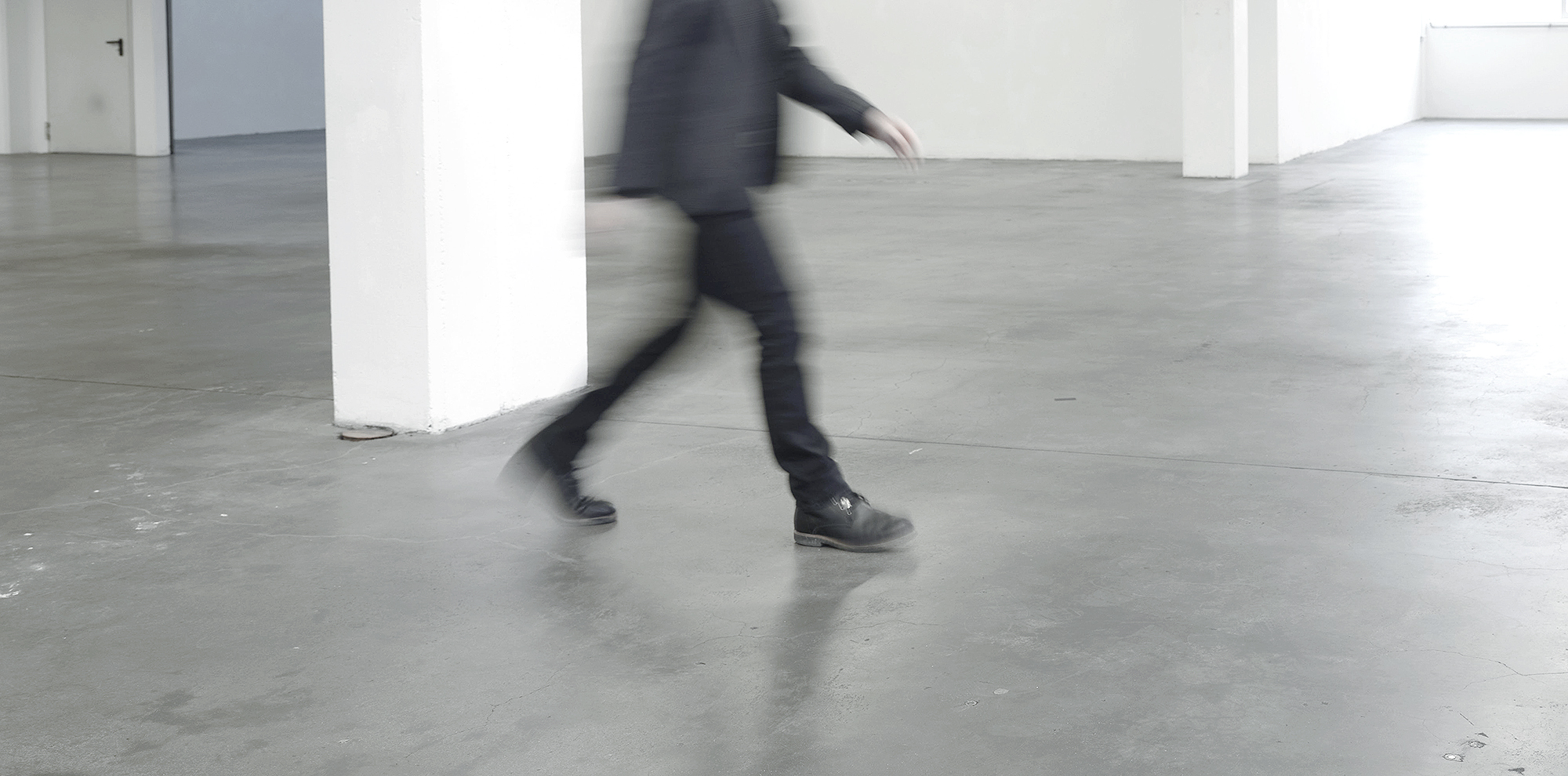 Ein Mann läuft durch eine Gewerbehalle