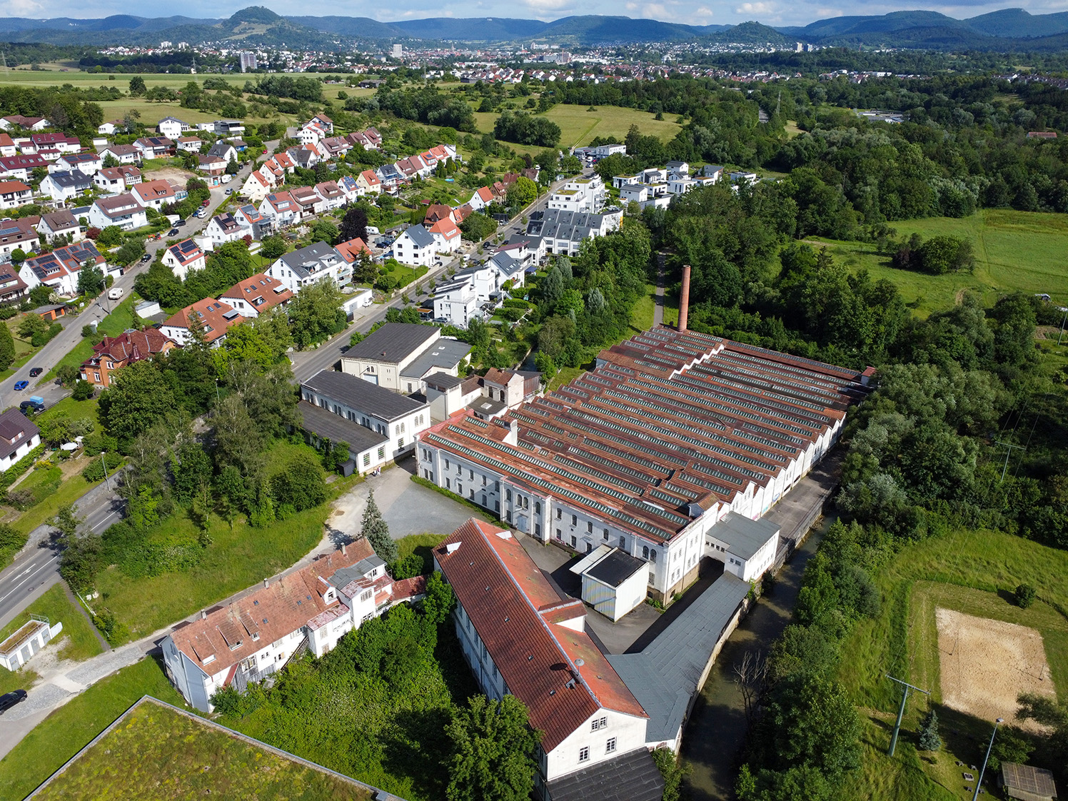 Luftbild der Alten Spinnerei in Wannweil. Historische Gebäude in der Natur und am Fluss Echaz 