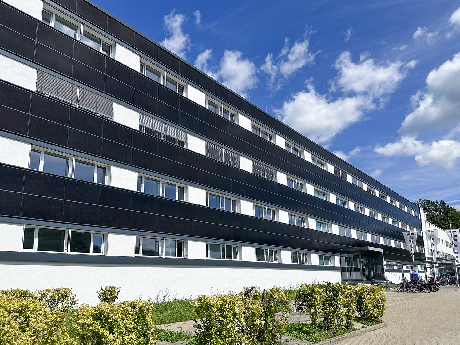 Büro und Produktionsgebäude mit PV-Fassade