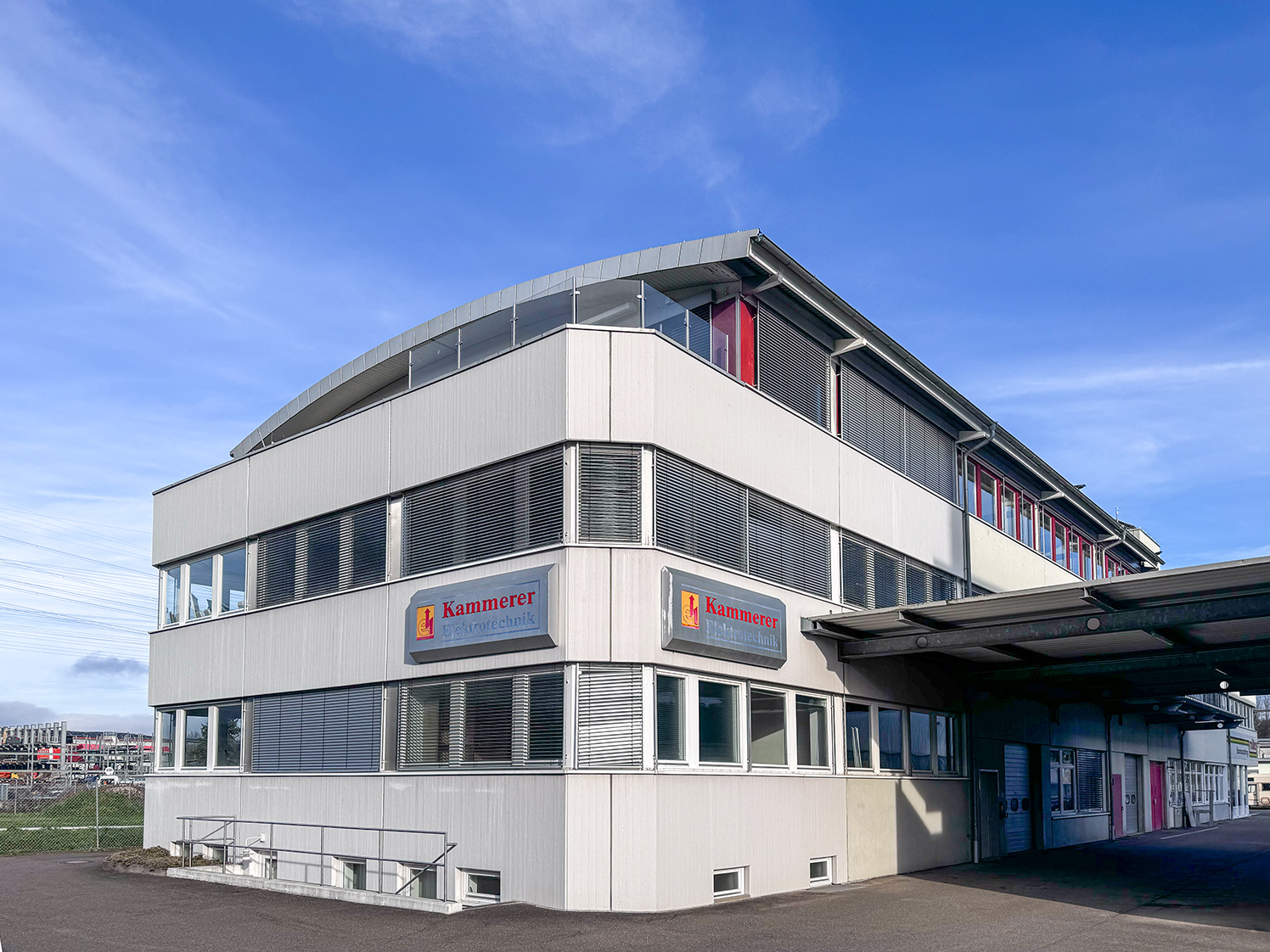 Büro und Produktionsgebäude Fassade Büro und Produktionsgebäude