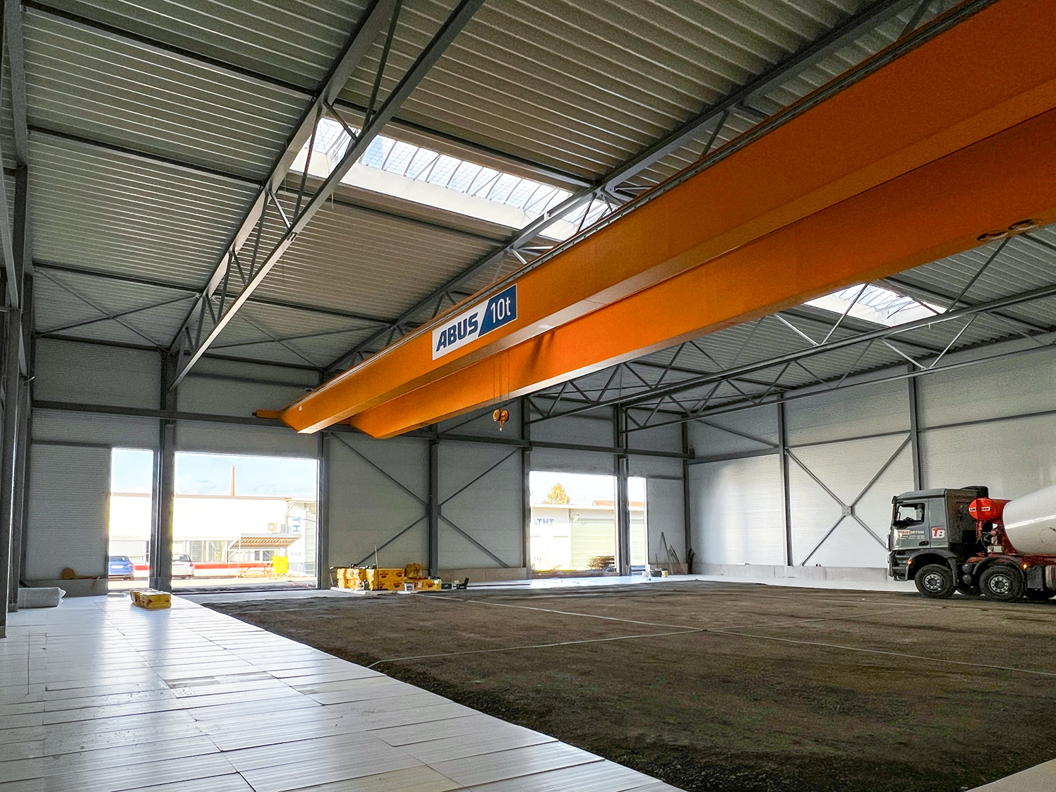 Lagerhalle mit 10 Tonnen Kran