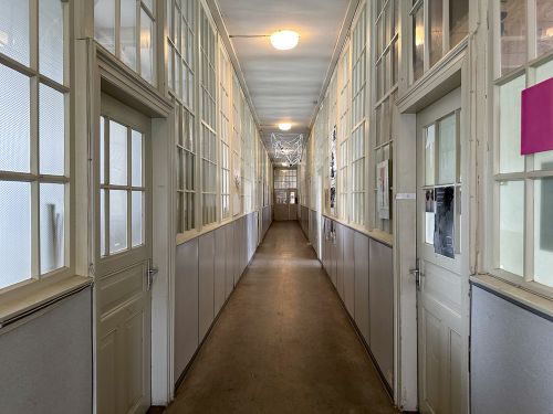 Langer Flur im Verwaltungsgebäude