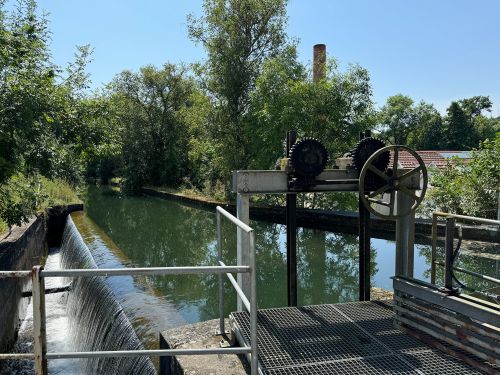 Wasserkraftwerk mit Überlauf
