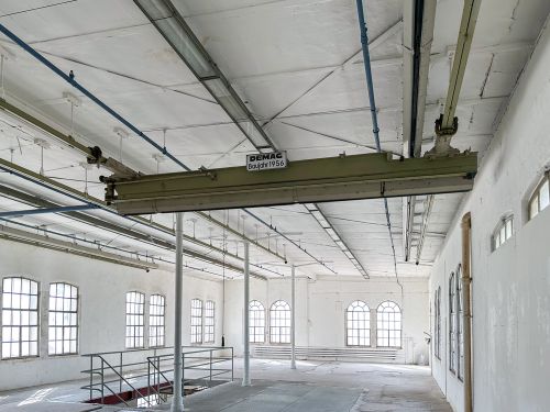 Historisches Lagergebäude mit Kran