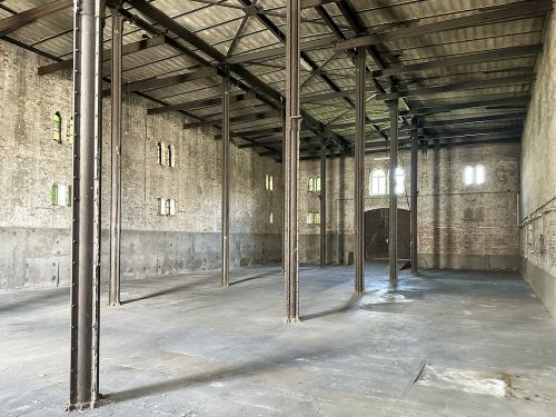 Backstein Lagerhalle mit Metallstützen