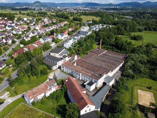Luftbild der Alten Spinnerei in Wannweil. Historische Gebäude in der Natur und am Fluss Echaz 