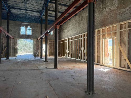 Backstein Lagerhalle mit Metallstützen