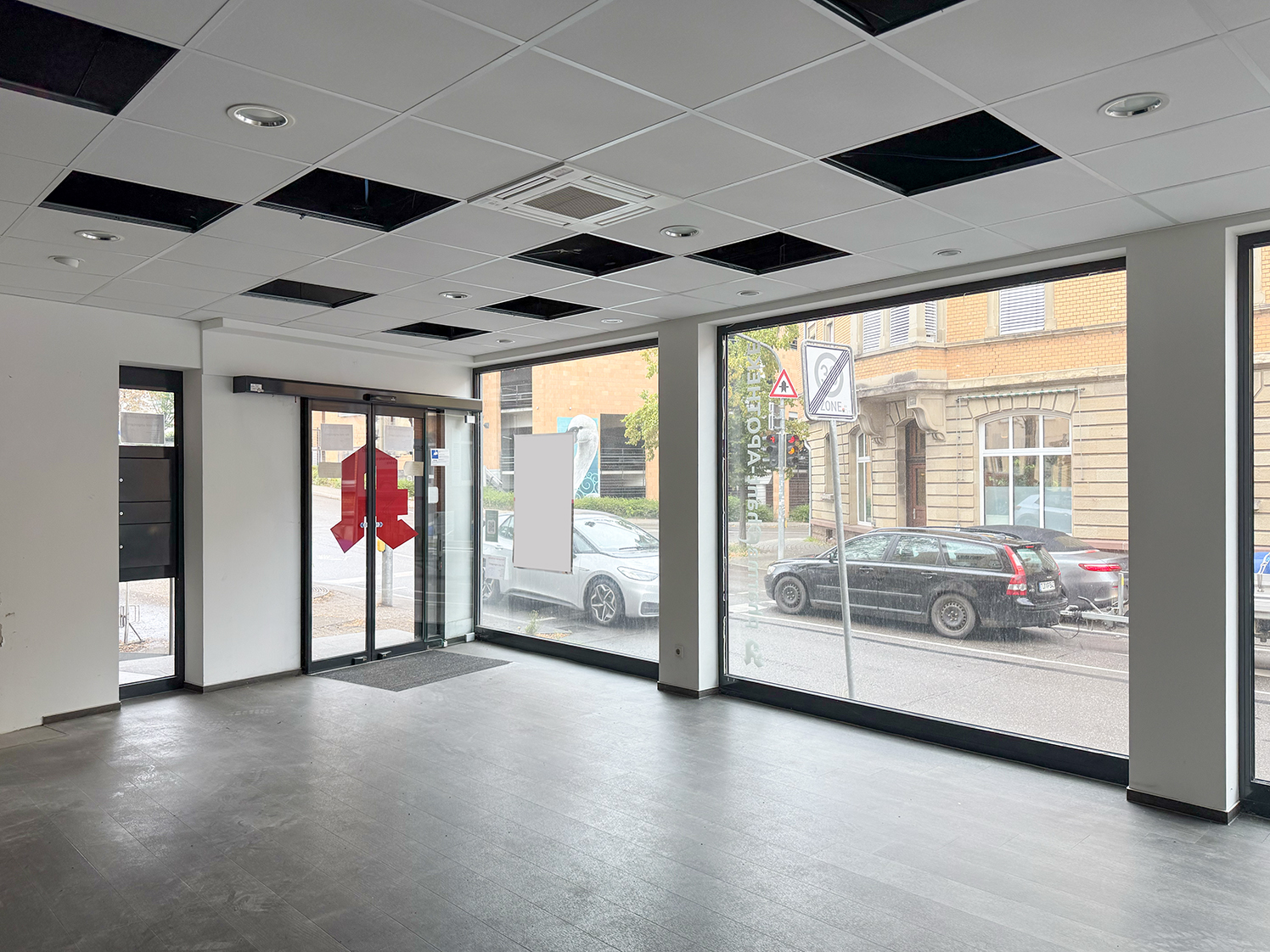 Schaufenster und Automatiktür