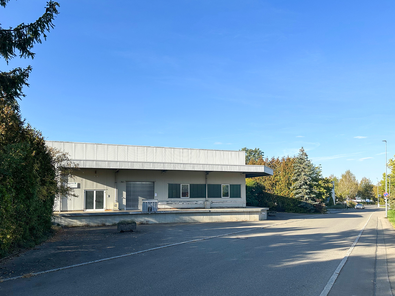 Halle  * Trafo, Druckluft u.w. * Rampe u. ebenerdige Andienung