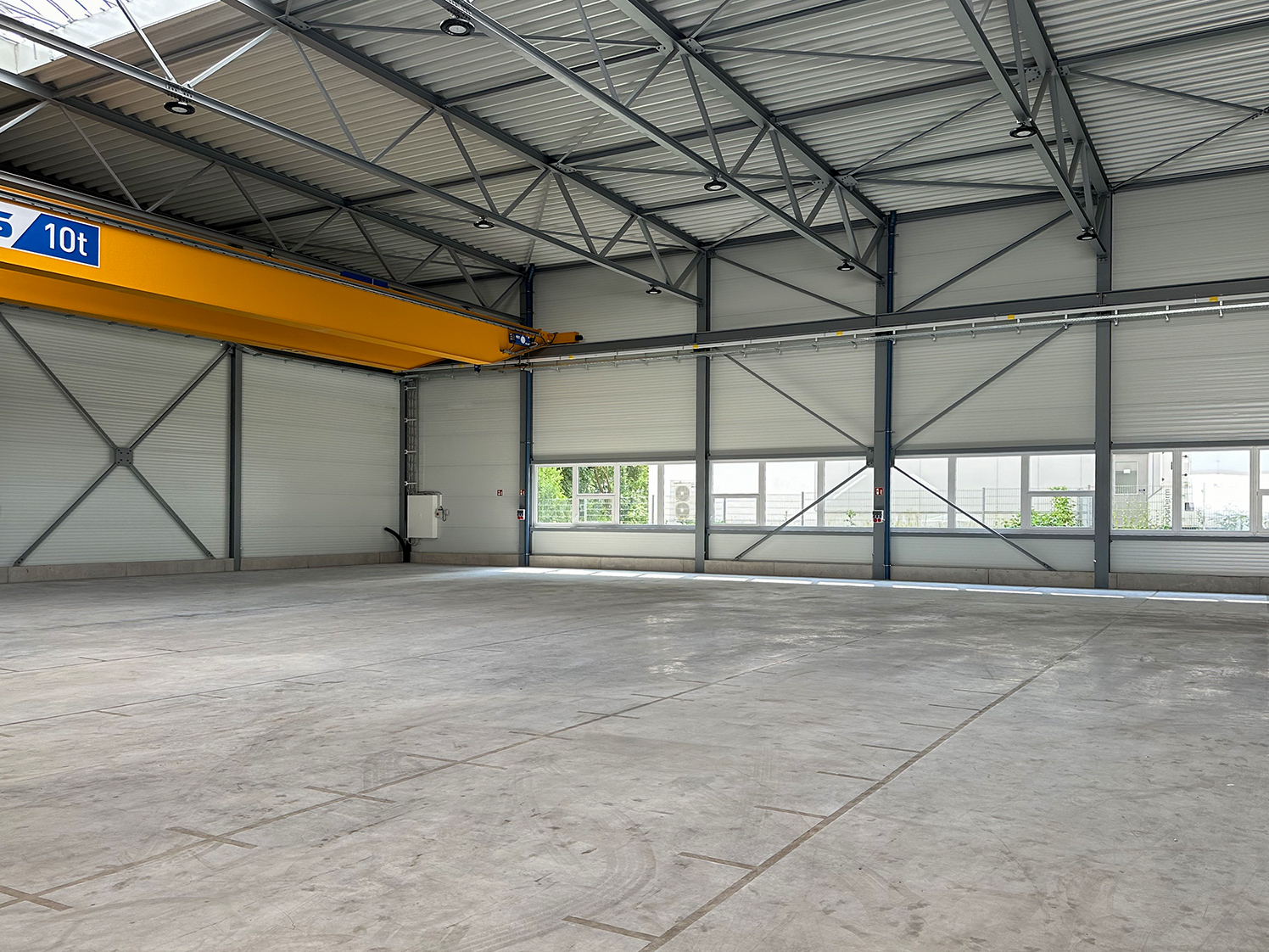 Halle * 10 t Kran * 2 Tore * ca. 7,5 m lichte Höhe * Ausstattung nach Absprache