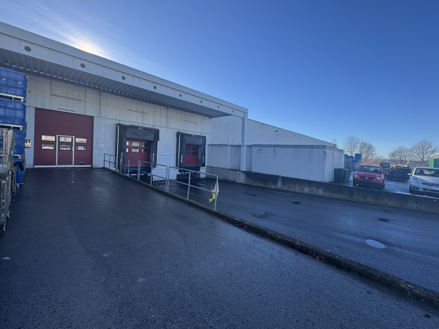 Lagerfläche mit Rampen * an der Auffahrt zur A 81