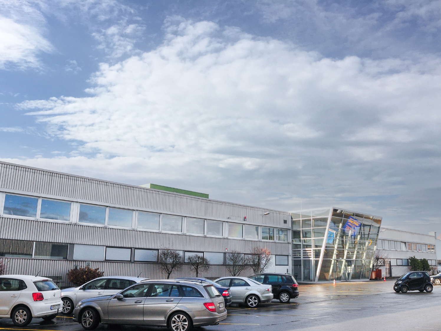 Büroeinheit * Auffahrt A 81 in 3 km * Glasfaseranschluss * 35-45 Stellplätze