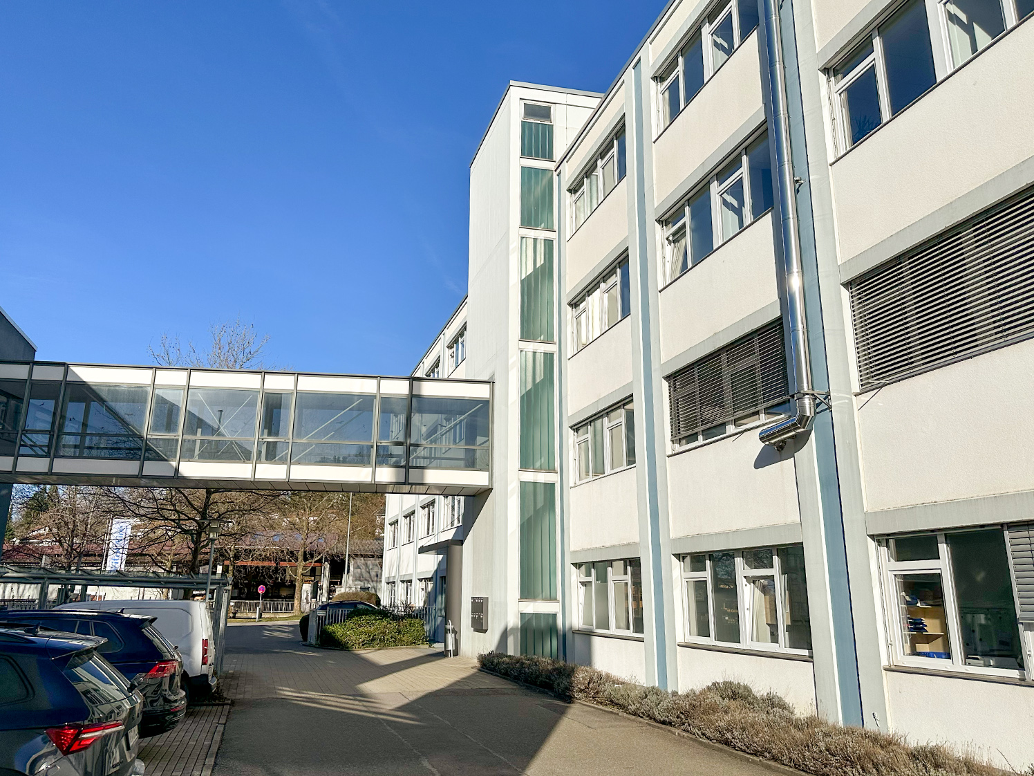 Zufahrt/Gebäudeansicht