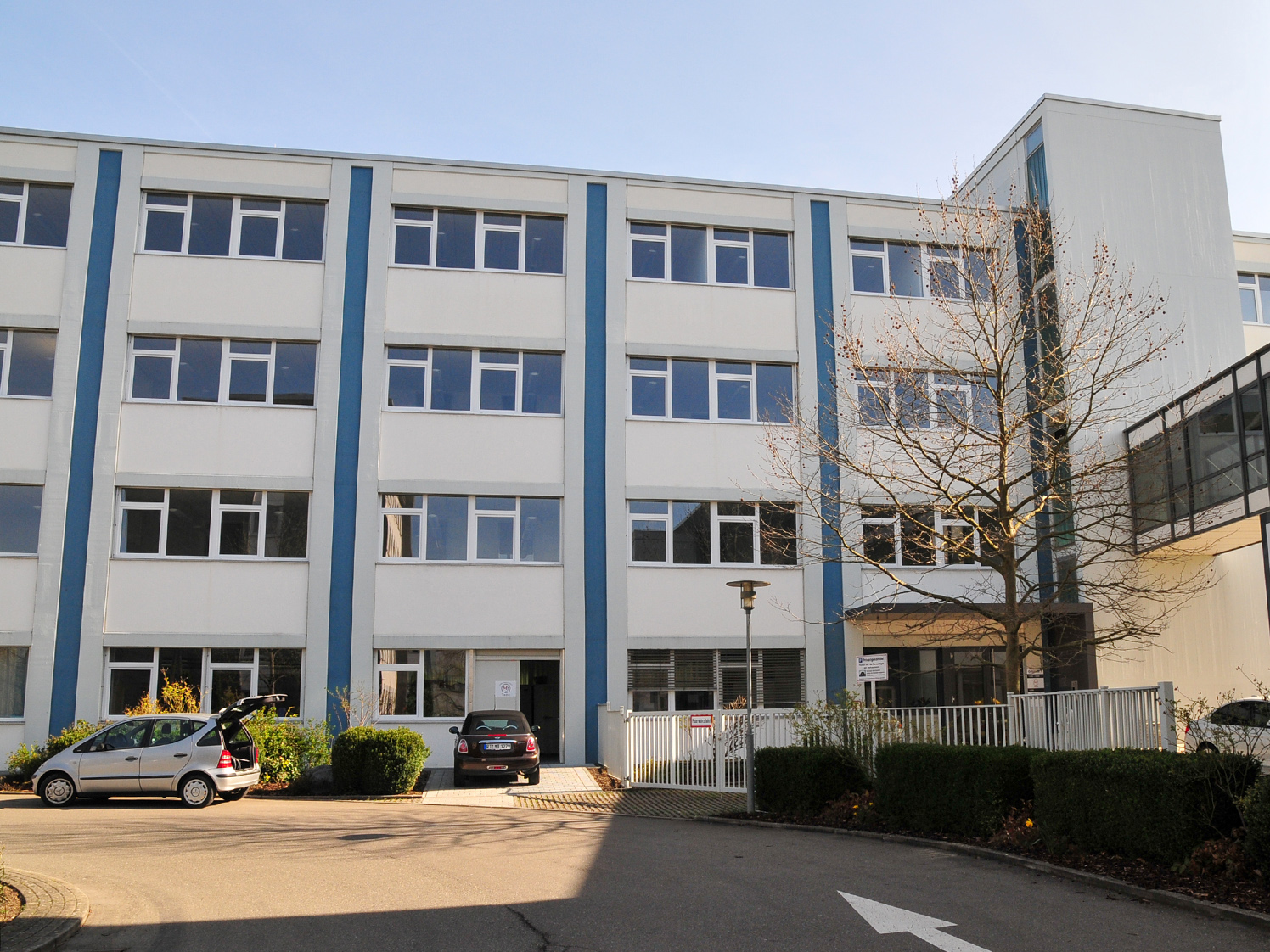 Gebäude und Zufahrt