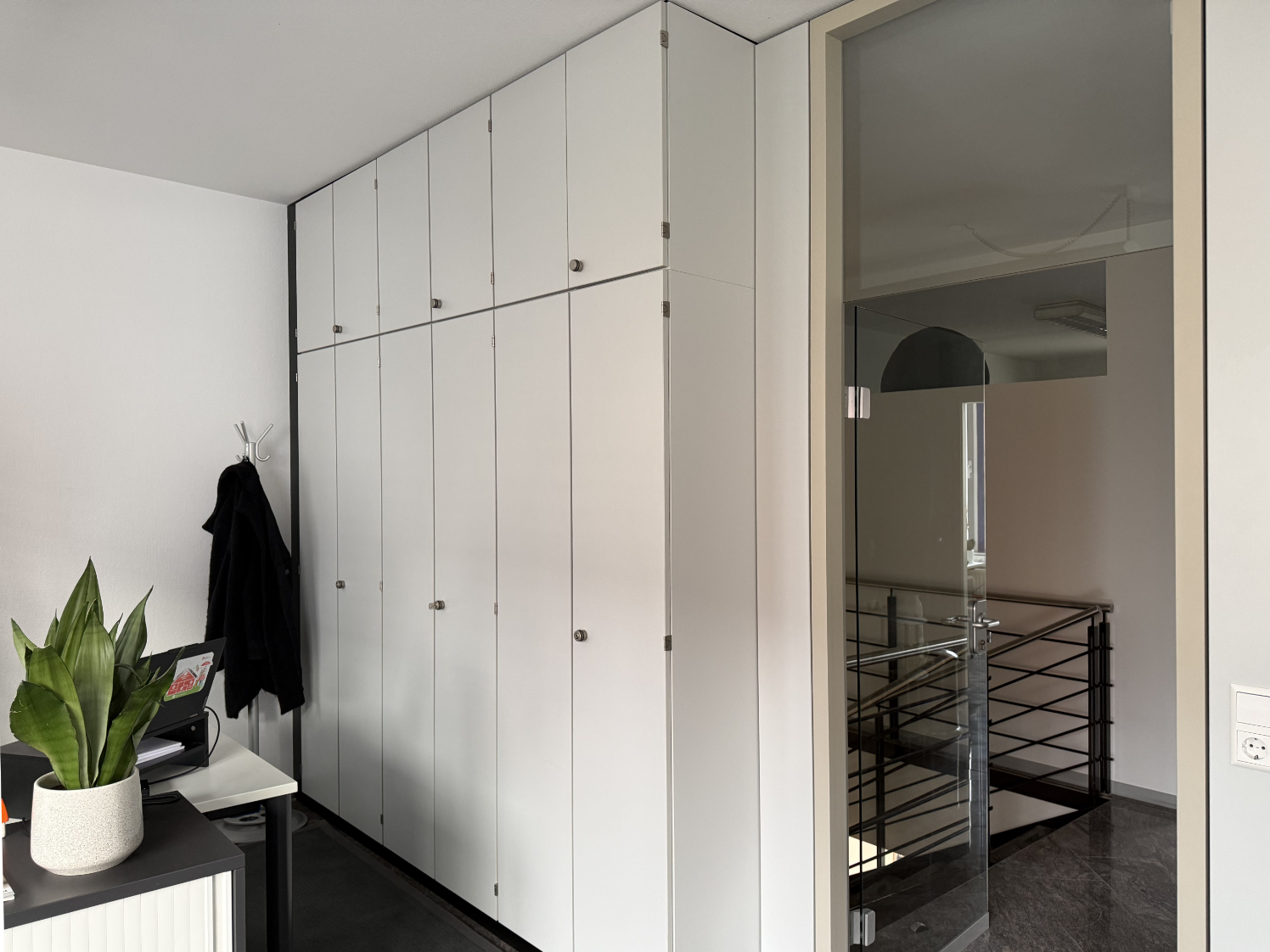 Büro mit Einbauschränken OG