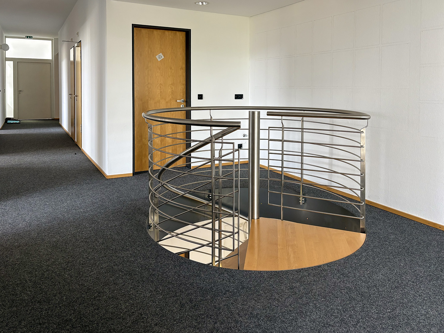 Flur 2. OG mit Verbindungstreppe