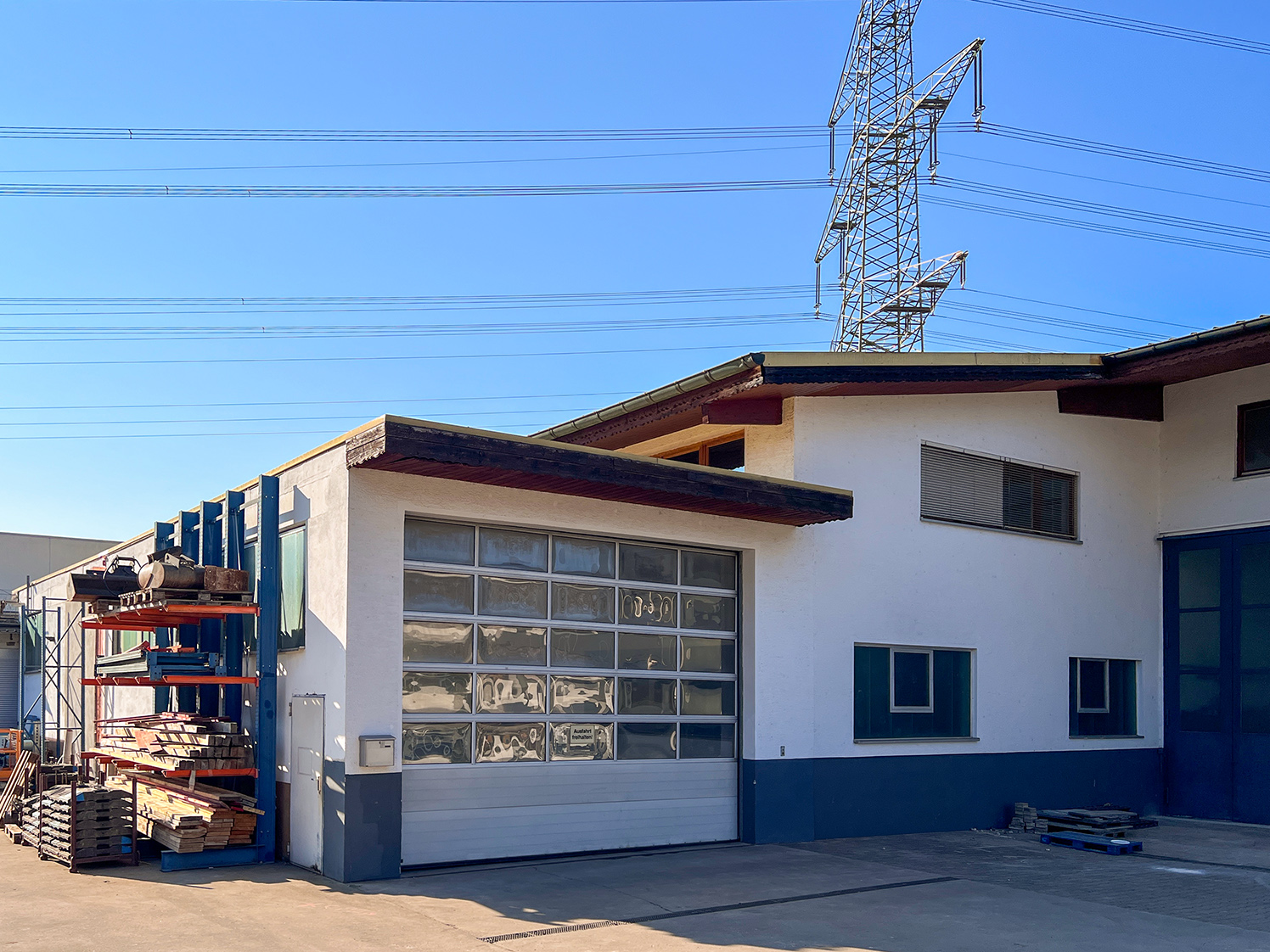 Ebenerdige Andienung * Lastenaufzug * plus 420 m² im OG * helle Büros