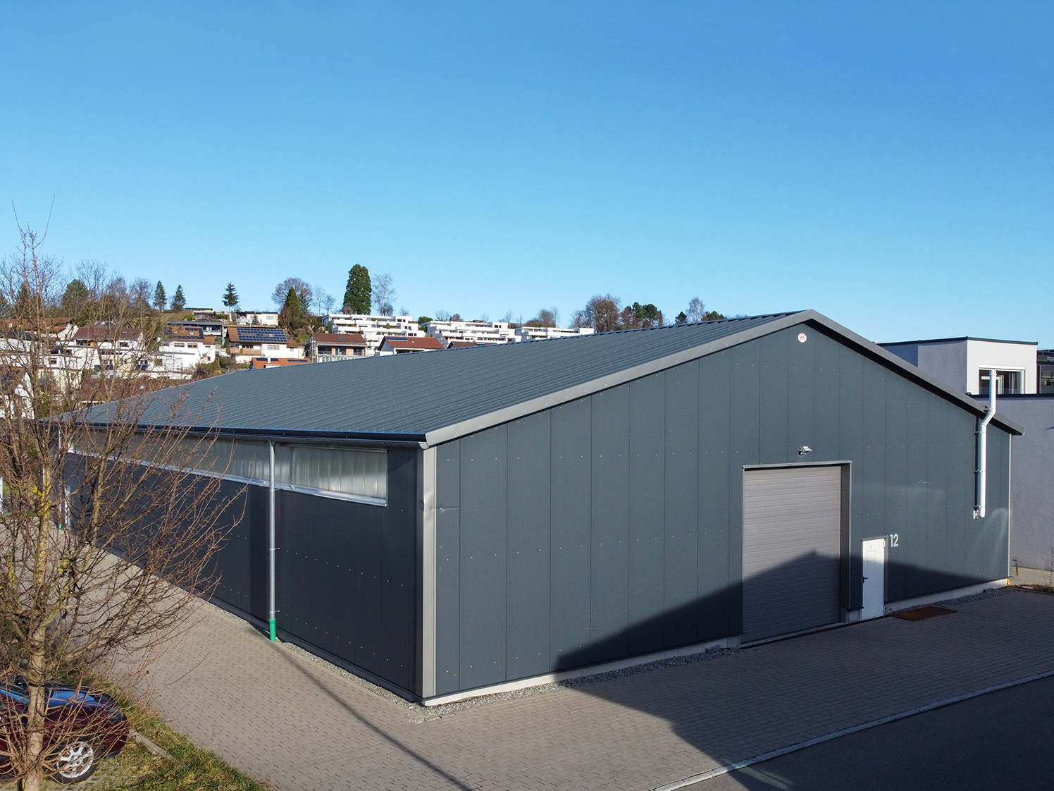 Stützenfrei * knapp 4-7 m Höhe * 2 Tore * Durchfahrt möglich