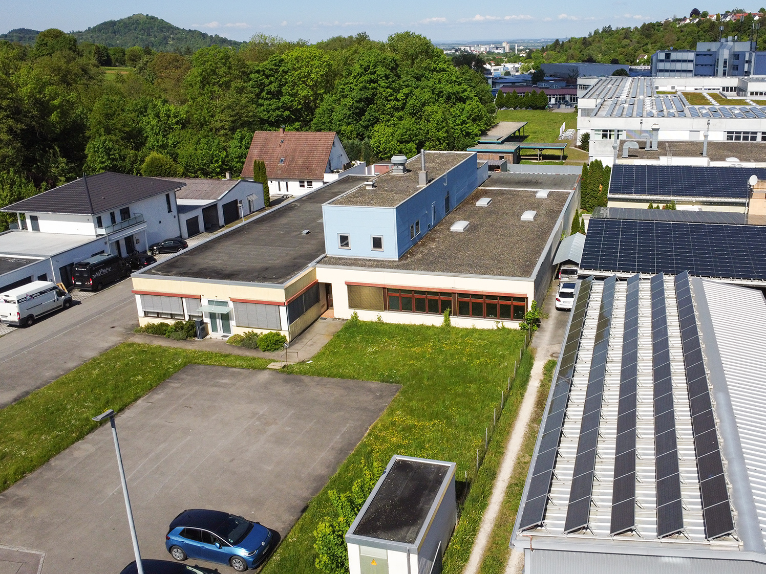 Vielfältig nutzbare Halle * Rampe * inkl. Bürobereich * Stellplätze