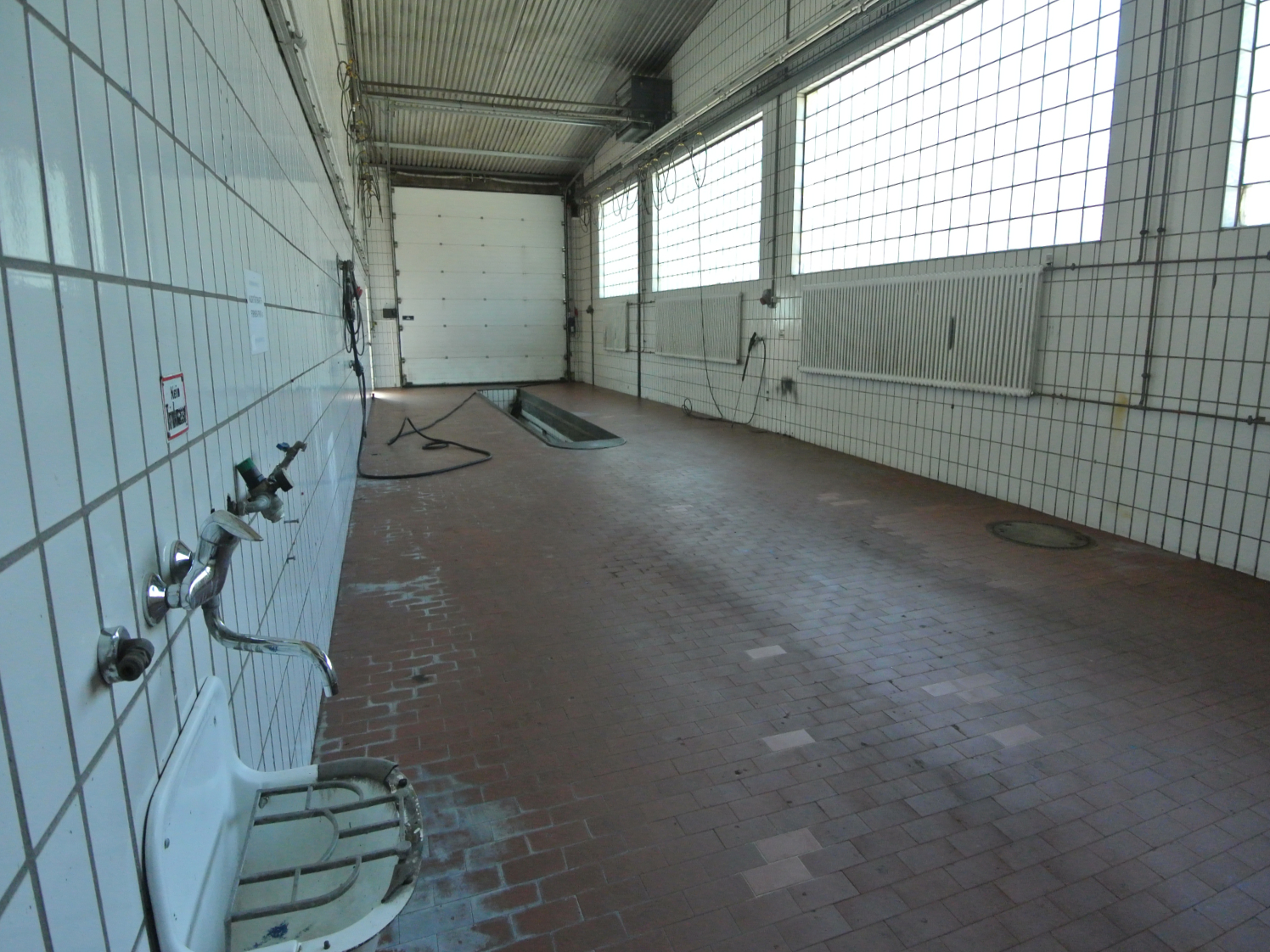 Waschhalle mit Montagegrube