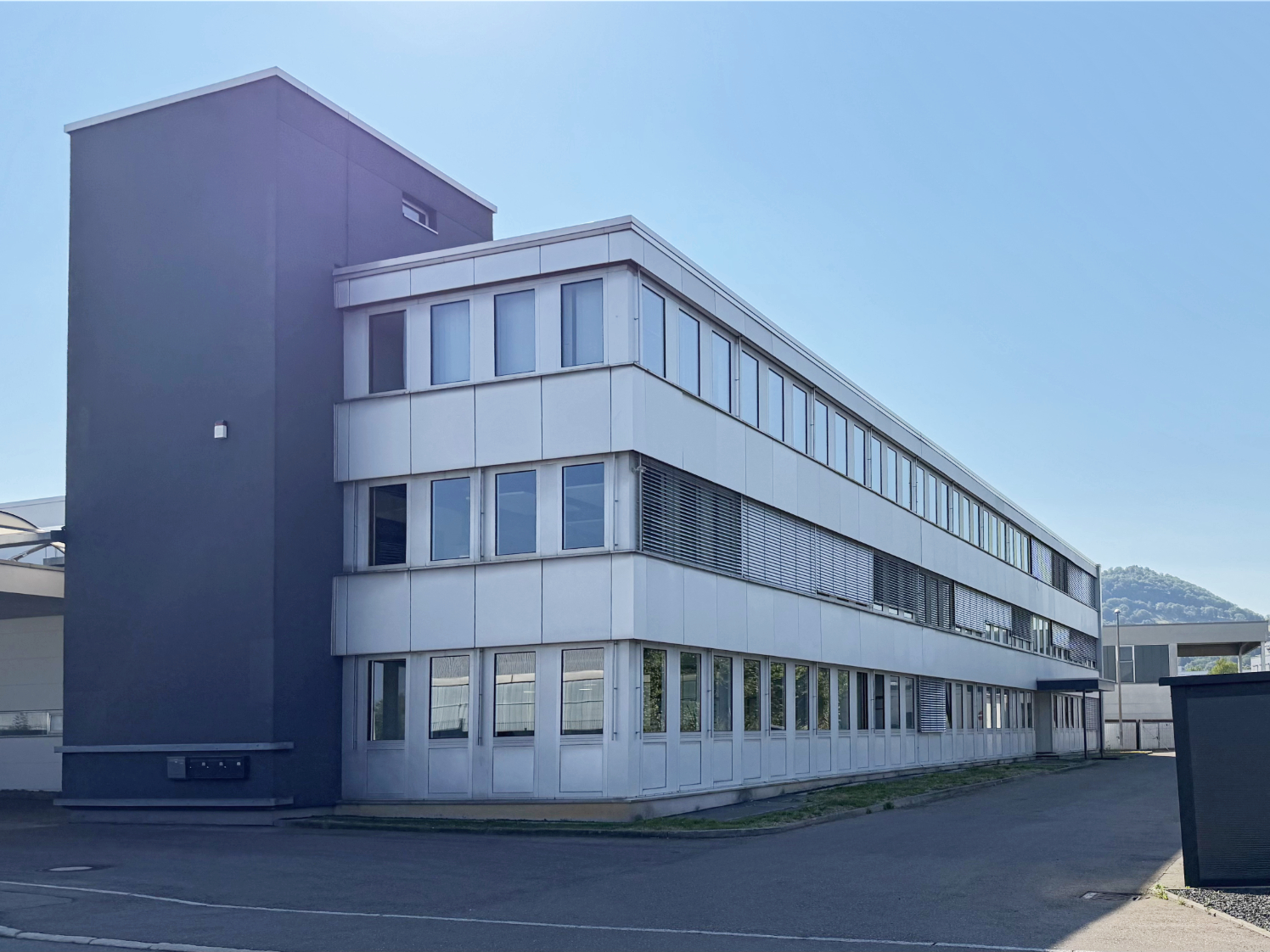 Büros * Überdachte An- und Auslieferung * 6 Tore * Hallenhöhe ca. 4,5 - 5,8 m