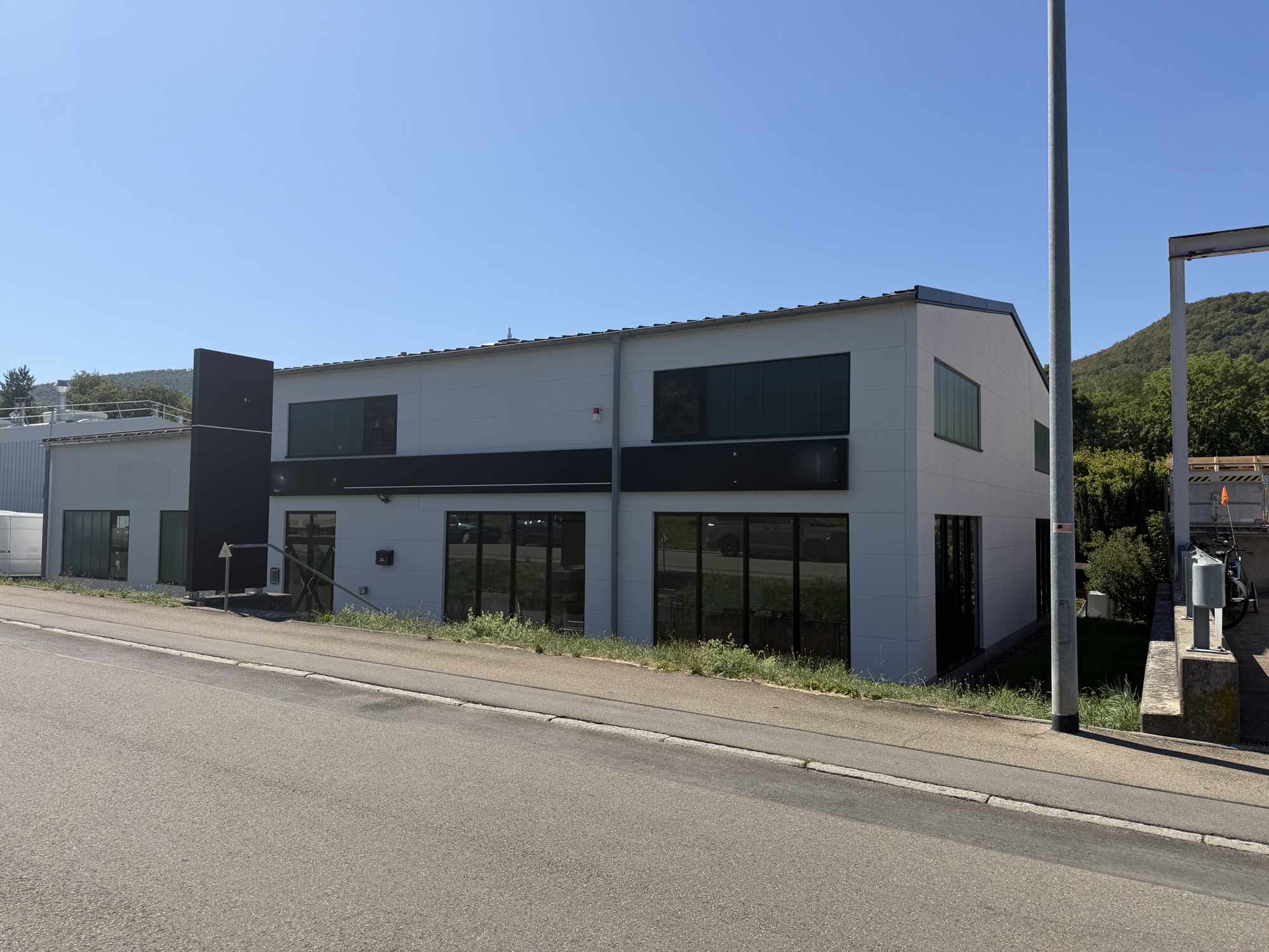 Halle mit Showroom, Büro und Lager * 2 Tore * Starkstrom
