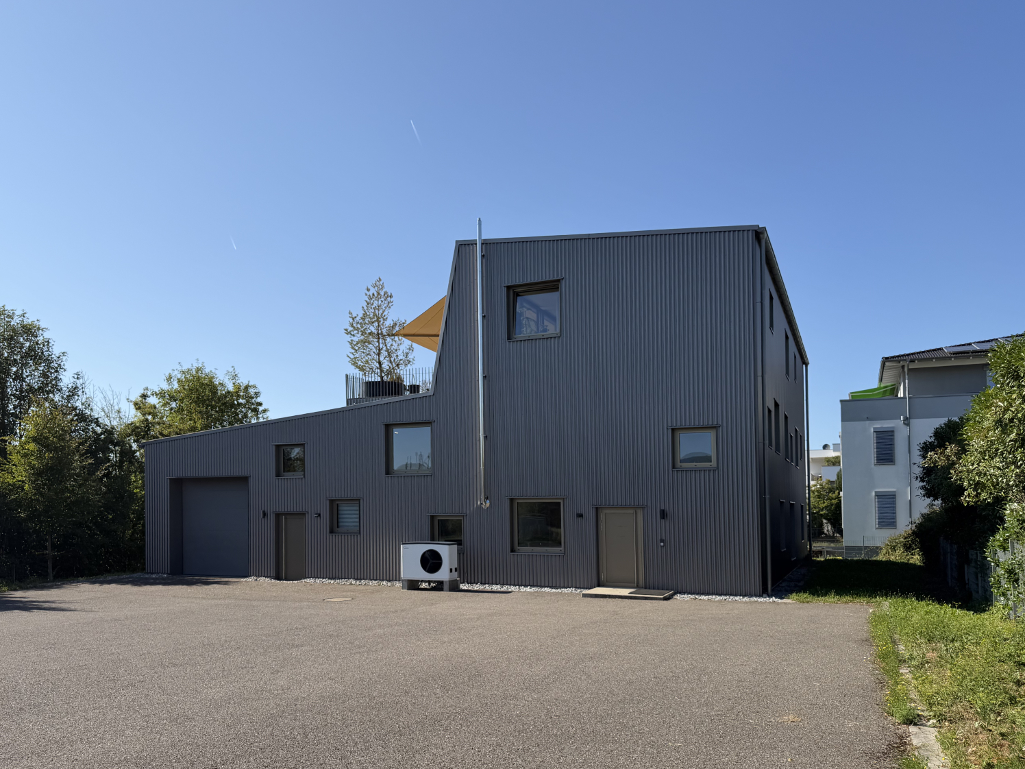 Hochwertige Betriebswohnung mit Halle und Büro * Gute Lage