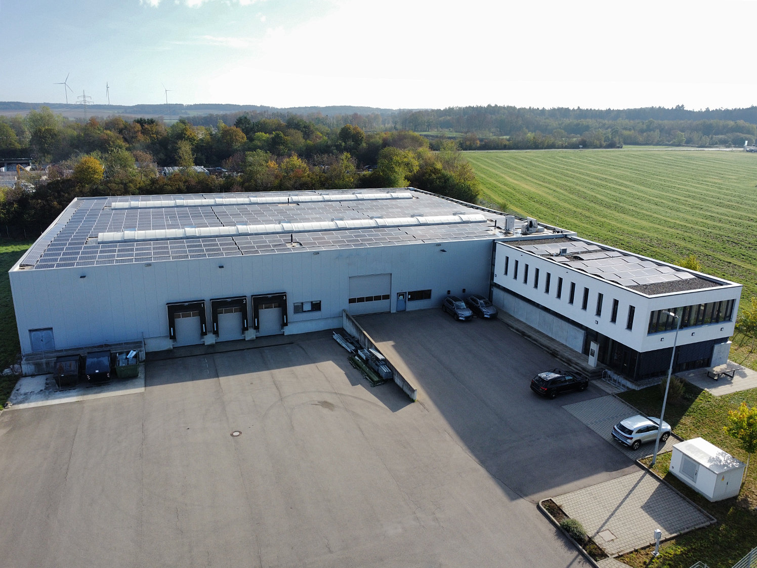 Neuwertige Halle * 3 LKW-Rampen * Freilagerfläche * PV-Anlage