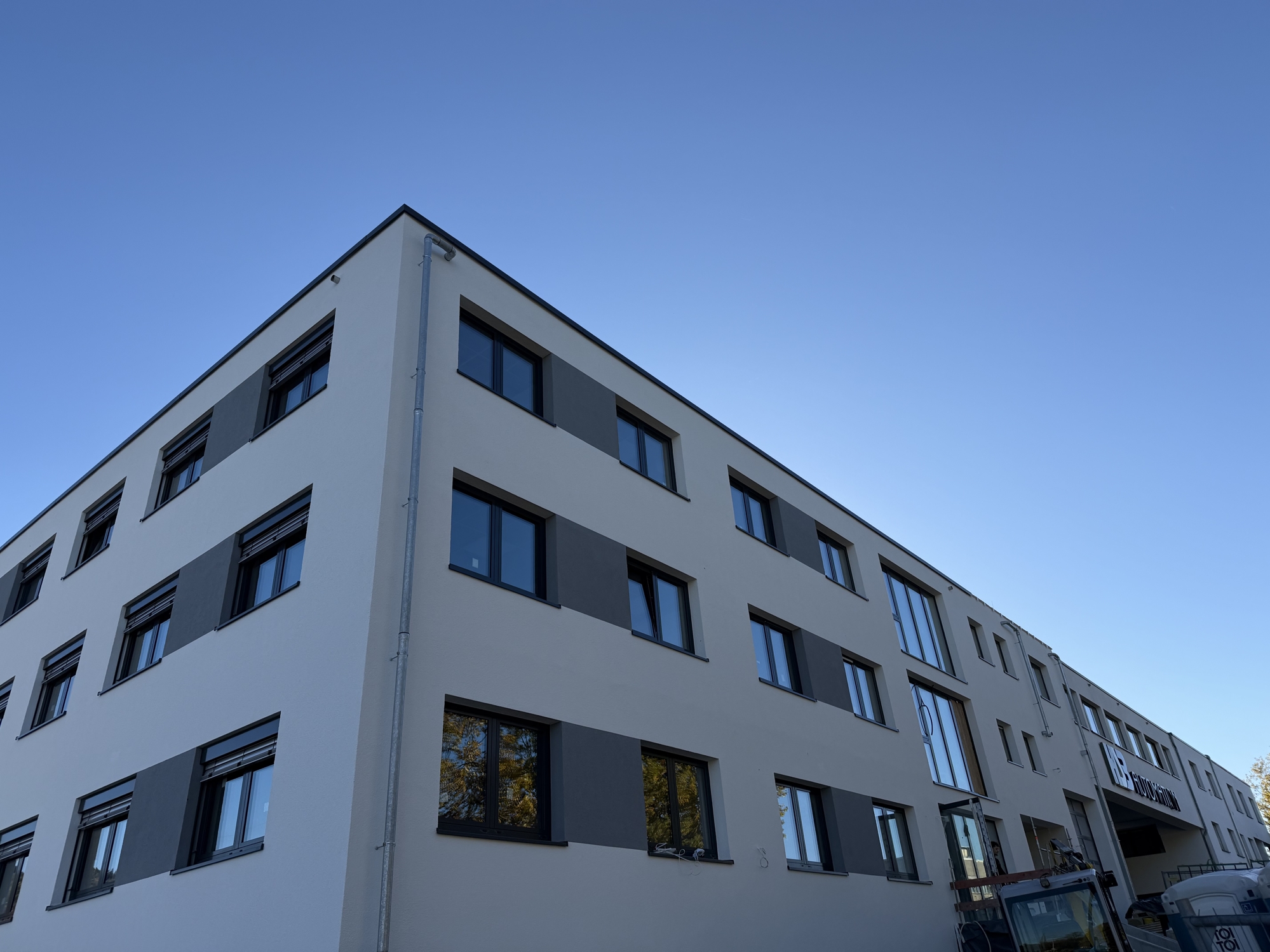 Lagerflächen In Laisen mit Neubau-Büroflächen * Stellplätze